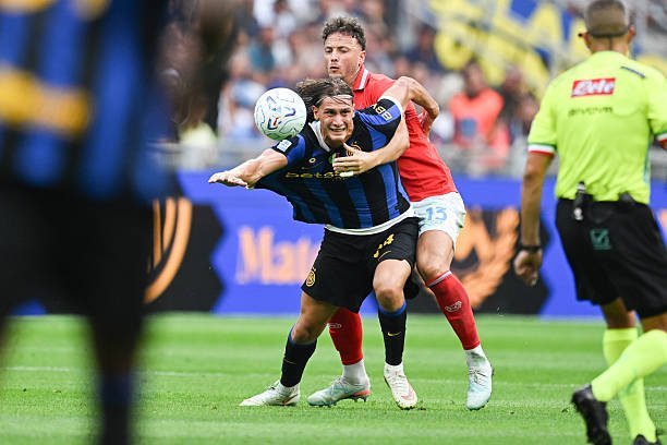 PeriodicoNA's tweet photo. 🚨 Trattenute, spinte, falli su #PioEsposito: tutto impunito. ❌

Un sistema arbitrale che NON tutela i suoi 💎 e penalizza sistematicamente l’#Inter. ⚠️

Questa sarebbe la tutela dei talenti? 🤨👀

#SerieA #Arbitri https://t.co/U9EjxMv0fm