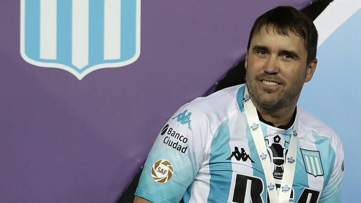 rodriisolanoo's tweet photo. Volver
Con la frente marchita
Las nieves del tiempo, platearon mi sien
Sentir que es un soplo la vida
Que veinte años no es nada
Que febril la mirada
Errante en la sombra te busca y te nombra
Vivir
Con el alma aferrada a un dulce recuerdo que lloro otra vez https://t.co/hj9bHUj9du