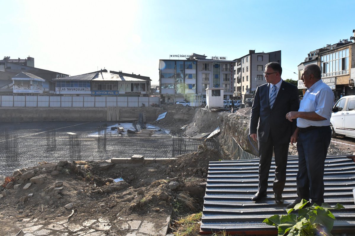 tcvanvaliligi's tweet photo. Valimiz Sn. Ozan Balcı, depremin ardından yıkılan Ahmedi Hani Parkı yanındaki eski VASKİ binasının bulunduğu alanda yapımına başlanan Bedesten Çarşısı inşaat alanında incelemelerde bulundu.

Toplam 91 iş yerinden oluşacak proje alanını gezerek yetkililerden yürütülen çalışmalar hakkında detaylı bilgi alan Valimiz, estetik bir mimari yapıya sahip olacak olan Bedesten Çarşısı’nın tamamlanmasıyla birlikte bölgenin ticaret ve sosyal hayatına önemli bir canlılık katacağını ifade etti.

@valiozanbalci75