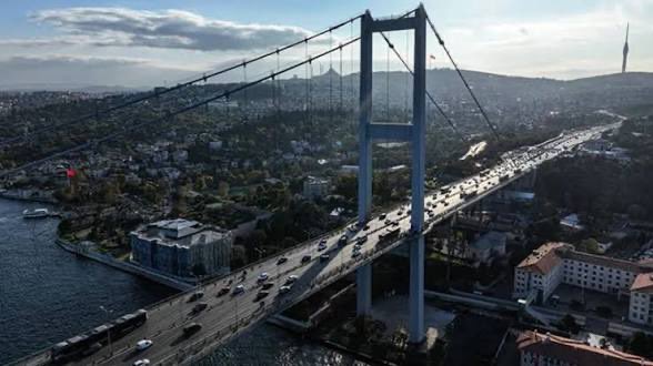 mkulunk's tweet photo. Akşama ve tarihe not.

KÖPRÜLERİMİZ VE OTOYOLLARIMIZ MİLLÎ TASARRUFLARLA İŞLETİLSİN

Geçtiğimiz günlerde yayımlanan Cumhurbaşkanı Kararı ile bazı köprü ve otoyolların 30 yıl süreyle işletme hakkı devri, kiralama veya gelir ortaklığı gibi yöntemlerle özelleştirilmesinin önü açıldı.

Mülkiyetin devlette kalacak olması önemlidir. 

Ancak 30 yıllık işletme hakkı devrinin de yalnızca ekonomik bir işlem olarak görülmemesi gerekir. 

Çünkü köprüler ve otoyollar; ulaşımın devamlılığı, ekonomik güvenlik, olağanüstü durum yönetimi ve vatandaşların seyahat verileri bakımından stratejik altyapılardır.

Bu tesislerin doğrudan veya yerli ortaklık görüntüsü altında olsa dahi yabancı sermayenin kontrolüne geçmesi hâlinde; araç geçişlerinden güzergâh hareketliliğine, ödeme bilgilerinden trafik yoğunluğuna kadar çok önemli verilerin güvenliği tartışmalı hâle gelebilir. 

Bu nedenle meseleye yalnızca “Ne kadar gelir elde edilecek?” sorusuyla değil, “Türkiye’nin stratejik altyapısı ve vatandaşlarımızın verileri kimlerin denetiminde olacak?” sorusuyla da yaklaşılmalıdır.

Çözüm, millî varlıklarımızı yabancı şirketlere veya kaynağı belirsiz yapılara bırakmak değildir. 

Türkiye’nin kendi tasarruflarını harekete geçirecek, vatandaşlarımızı bu yatırımların doğrudan ortağı yapacak şeffaf bir model kurulmalıdır.

Örneğin çoğunluk payı ve yönetim kontrolü devlette kalacak şekilde “Türkiye Köprü ve Otoyol İşletmeleri AŞ” adıyla bir şirket kurulabilir. Bu şirketin belirli orandaki hisseleri yalnızca Türkiye Cumhuriyeti vatandaşlarına, yerli emeklilik fonlarına ve millî sermayeli kurumlara arz edilebilir. 

Böylece vatandaşlarımız köprü ve otoyolların gelirine ortak olurken yastık altındaki tasarruflar da ülkemizin stratejik altyapısına ve ekonomisine kazandırılmış olur.

Ancak bu model mutlaka güçlü güvencelere dayanmalıdır:

• Devletin yönetim kontrolü ve imtiyazlı hissesi korunmalıdır.
• Yabancıların doğrudan veya paravan şirketler üzerinden kontrol sağlaması engellenmelidir.
• Vatandaşların geçiş ve ödeme verileri Türkiye’de tutulmalı, üçüncü kişilere aktarılamamalıdır.
• Geçiş ücretleri keyfî biçimde artırılamamalı; kamu yararı esas alınmalıdır.
• Bağımsız değerleme yapılmalı, bütün gelir ve giderler kamuoyuna açıklanmalıdır.
• Sayıştay ve TBMM denetimi kesintisiz sürdürülmelidir.
• Hiçbir yatırımcıya gelir veya kâr garantisi verilmemelidir.

Türkiye’nin kaynakları da sermayesi de insan gücü de vardır. İhtiyacımız olan şey; vatandaşlarımızın birikimlerini güvenilir, şeffaf ve millî yatırımlarla buluşturacak doğru bir sistemdir.

Köprülerimiz ve otoyollarımız milletin ortak eseridir. Geliri de denetimi de geleceği de milletimizin elinde kalmalıdır.

Yabancı sermayeye mecbur değiliz. Gelin, kendi kaynaklarımızı harekete geçirelim; vatandaşımızı millî altyapımızın ortağı yapalım ve Türkiye üzerinde hesap yapanların planlarını birlikte bozalım.

Köprüler ve otoyollar satılmasın; milletimizle birlikte, milletimizin yararına işletilsin.