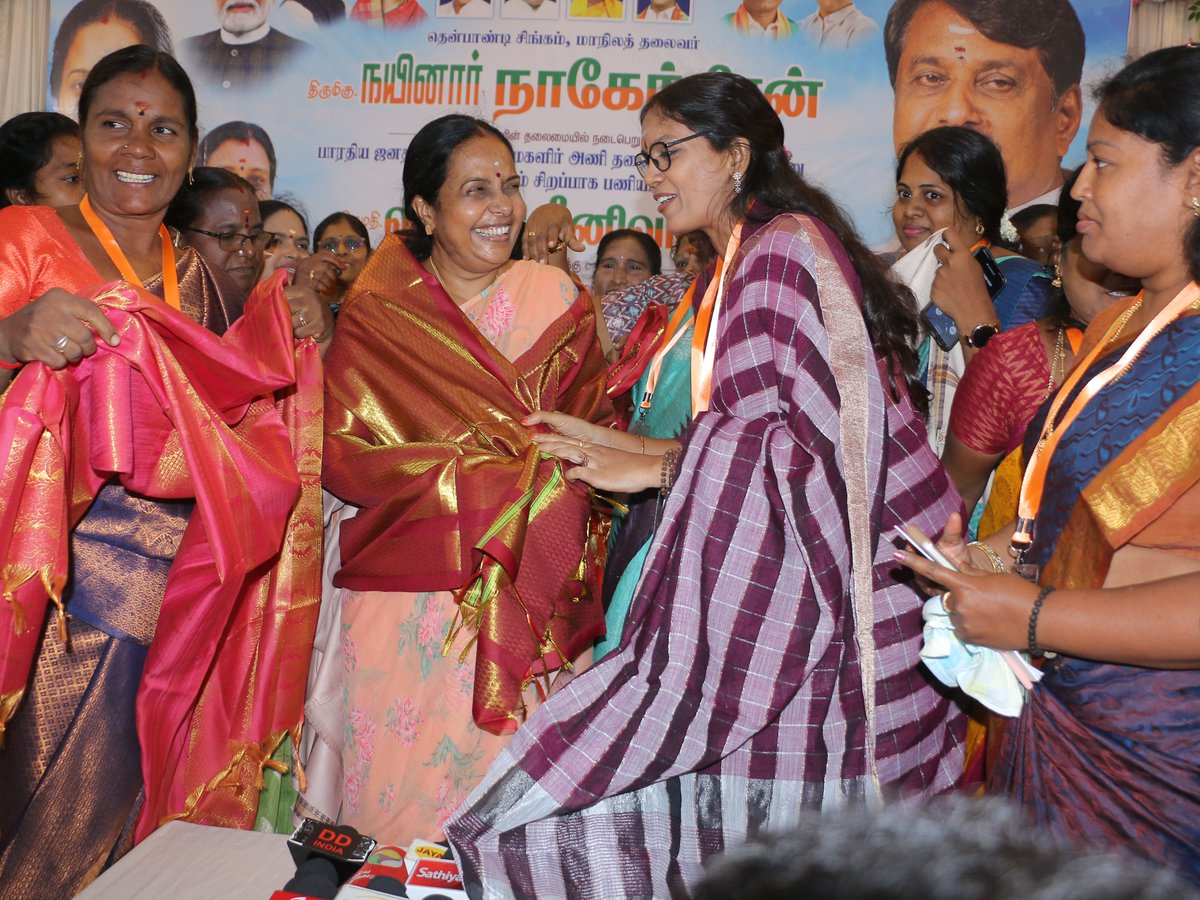 Sumamega's tweet photo. இன்று சென்னையில் அன்பு சகோதரி வானதி சீனிவாசன் அக்கா அவர்களுக்கு தேசிய மகளிரணி தலைவியாக ஆறு வருடங்கள் சிறப்பாக வழிநடத்தியமைக்கு நன்றி தெரிவிக்கும் விழாவும்....மகளிரைதொழில்முனைவோராய் மாற்றும் தொழிற்பயிற்சி மு���ாமும் சிறப்பாய் நடைபெற்றது.

தமிழகம் முழுவதிலுமிருந்து வந்திருந்து விழாவை சிறப்பித்த அனைத்து ��களிருக்கும் நன்றி🙏🏻!

@NainarBJP
@VanathiBJP 
@kavisri
@bjmm_tn