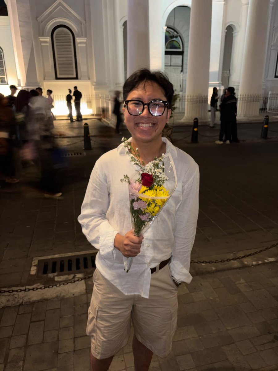 DewaSah_'s tweet photo. [QUEER FRIENDSHIP APPLICATION]

name: Dewa (nama palsu)
age: 20s something
occupation: Full Time Job 
height: 165 
mbti: ENTP
zodiac: Virgo Boy
hobby: Sleeping
fun fact: aku bi (bisex bipolar biphasic bipedal), suka nulis puisi, suka beli kacamata, suka beli buku, suka uang https://t.co/9X4d0Faz6v