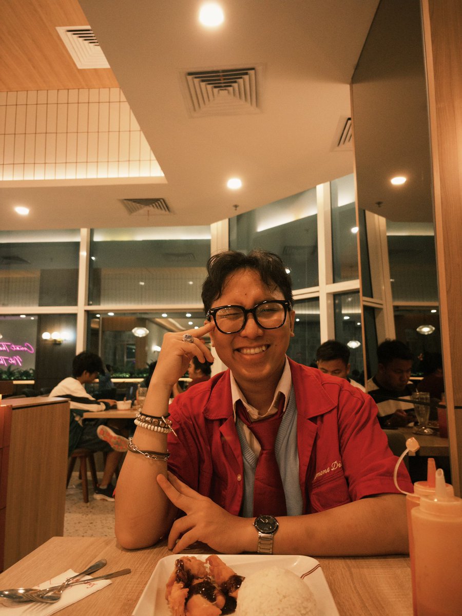 DewaSah_'s tweet photo. [QUEER FRIENDSHIP APPLICATION]

name: Dewa (nama palsu)
age: 20s something
occupation: Full Time Job 
height: 165 
mbti: ENTP
zodiac: Virgo Boy
hobby: Sleeping
fun fact: aku bi (bisex bipolar biphasic bipedal), suka nulis puisi, suka beli kacamata, suka beli buku, suka uang https://t.co/9X4d0Faz6v