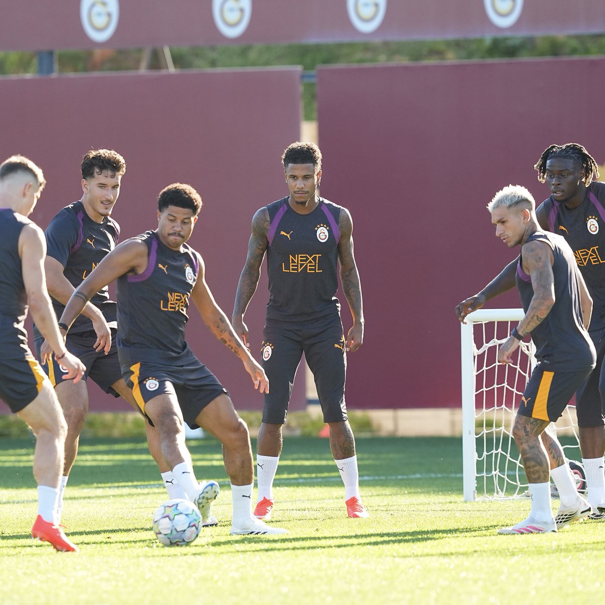 GalatasaraySK's tweet photo. 🦁 Aslanlarımız, UEFA Şampiyonlar Ligi’nde Sporting CP ile oynayacağı maçın hazırlıklarına bugün Kemerburgaz Metin Oktay Tesisleri’nde yaptığı antrenmanla devam etti. 💪 #SCPvGS #UCL https://t.co/rhGhKHdSq1