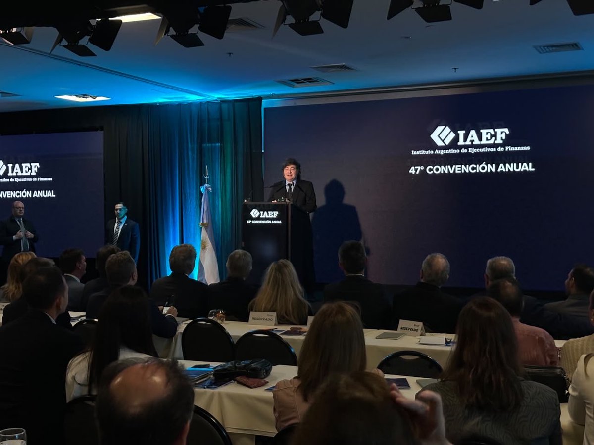 MARTINGOERLING's tweet photo. Participé de la 47ª Convención Anual del Instituto Argentino de Ejecutivos de Finanzas en Iguazú, junto a referentes de la economía, finanzas, funcionarios, ministros, gobernadores, colegas parlamentarios y el Presidente @JMilei.

En el panel sobre el rol del Congreso para una Argentina competitiva, hablamos de un eje central: bajar impuestos y generar reglas claras y estables.

Hace falta un Estado que deje trabajar a empresarios y emprendedores y un marco institucional que promueva la generación de empleo y la inversión en la Argentina.
