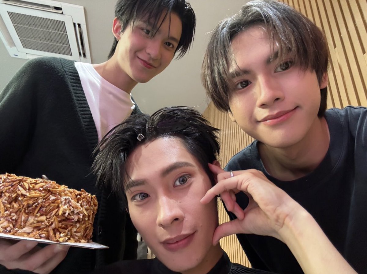 ryu_jint's tweet photo. Suksanwankeut phi @Tiutorkrp 🥳 https://t.co/lDChfnAX4m
