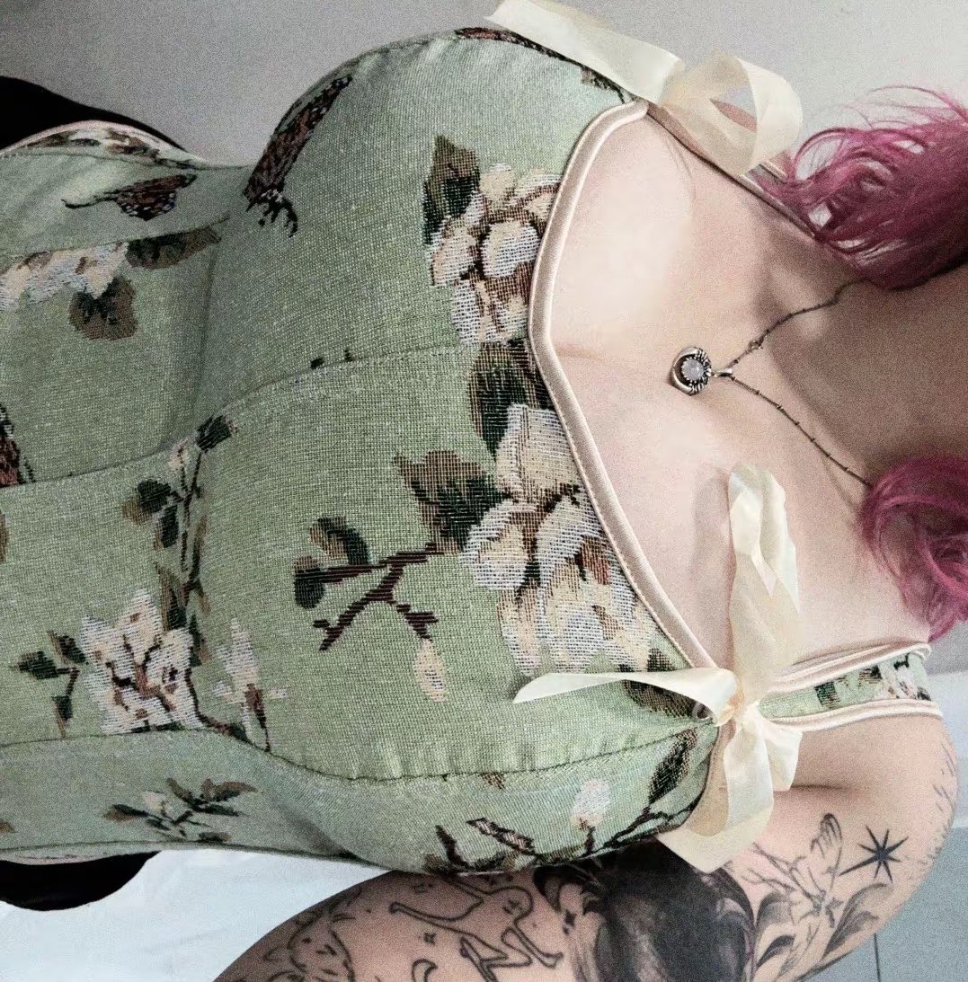 vkkbrs's tweet photo. this tapestry corset is just……..🫦 https://t.co/bgjZsS5vVl