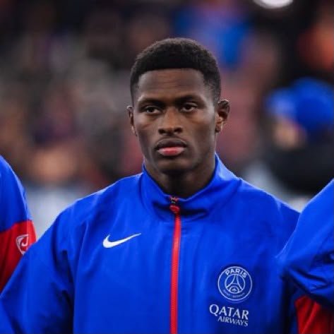 StretfordEndT_'s tweet photo. 🚨(🔴)𝐁𝐑𝐄𝐀𝐊𝐈𝐍𝐆: Manchester united have approached PSG regarding a potential January move for Nuno Mendes. 

The French Left-back WANTS to join Manchester United in January!

~~@lequuipe���🇷 https://t.co/3O4HuYAldS