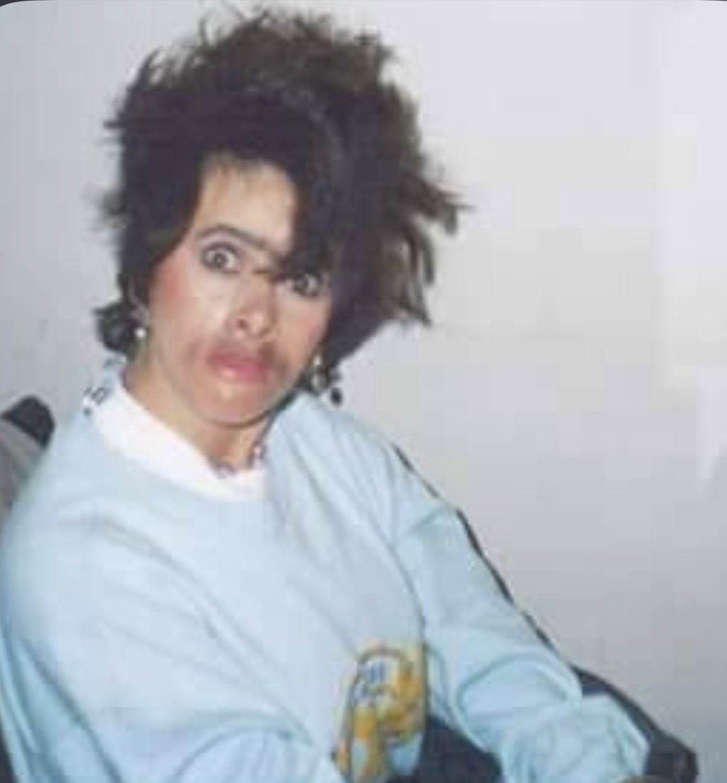 CristoAtado's tweet photo. Se ven muy lindas como si hubieran vivido en los 80s, pero hay un poco de distorsión de la realidad. Así se verían realmente. No se ve como protagonistas de Flashdance. https://t.co/Ag5nlGT2gj