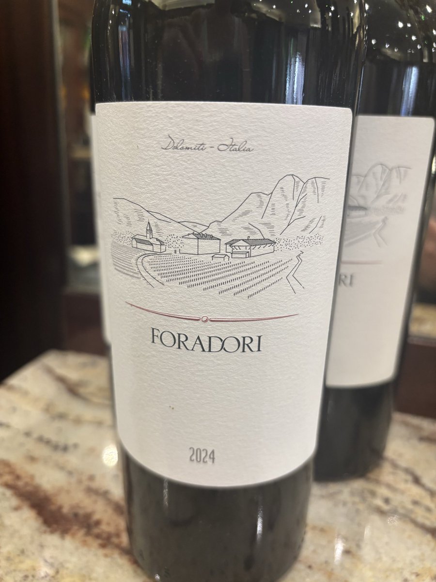 roc_sumiller's tweet photo. Foradori, una de las referencias históricas de Trentino ❤️
Teroldego de diferentes microzonas del Campo Rotaliano, un tinto alpino, especiado y de gran tensión.
#foradori #sommlife #teroldego https://t.co/giPTmL0UW5