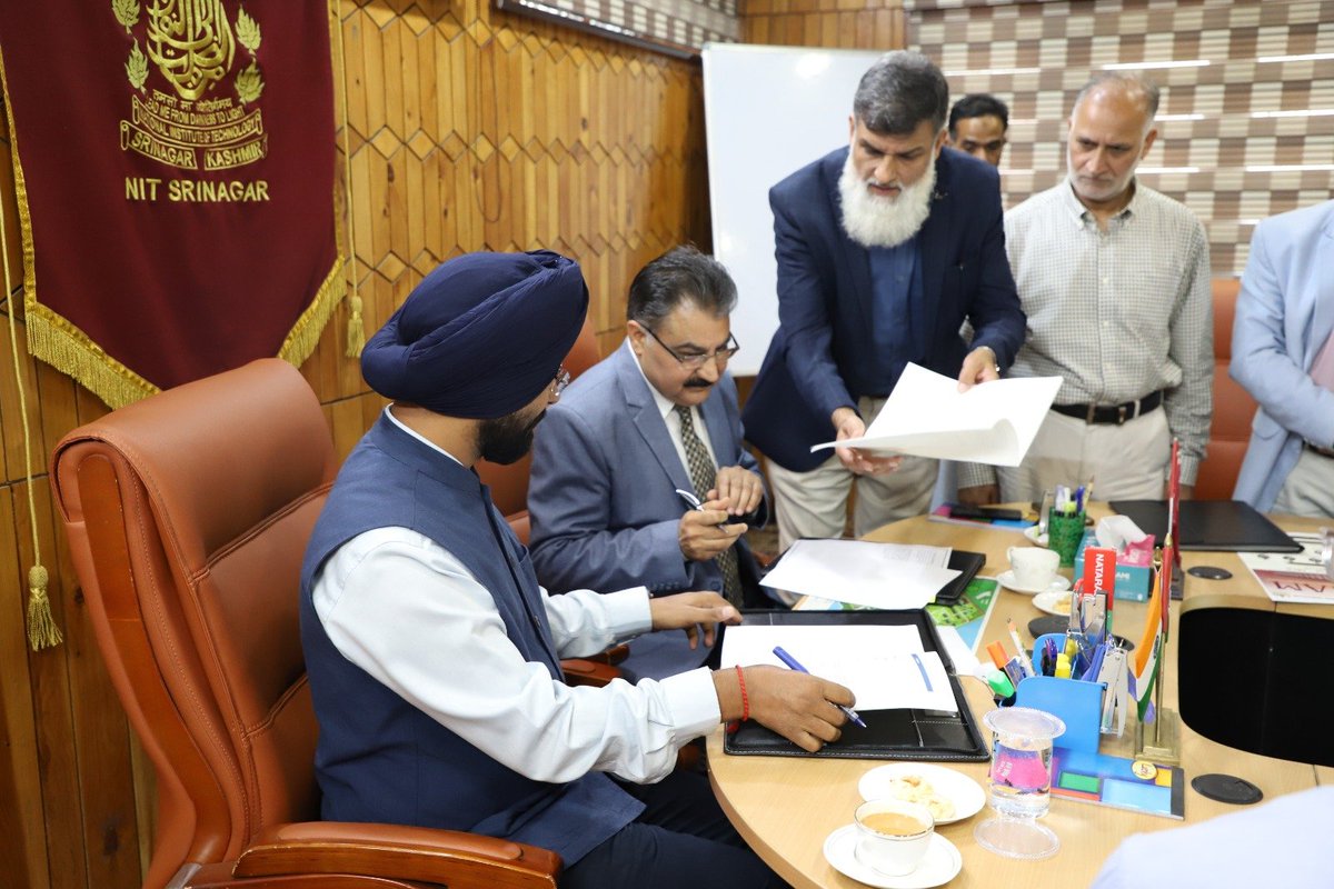 nitsriofficial's tweet photo. ๐ NIT Srinagar, IIM Jammu & J&K Govt. sign a 5-year MoU under #MissionYUVA. GIF will serve as a regional incubation node for Neo-Innovative Enterprises in Kashmir, supporting AI, IoT, robotics & more. Up to โน6 lakh seed funding. #NITSrinagar #IIMJammu #Startups https://t.co/kXBsWZLgaw