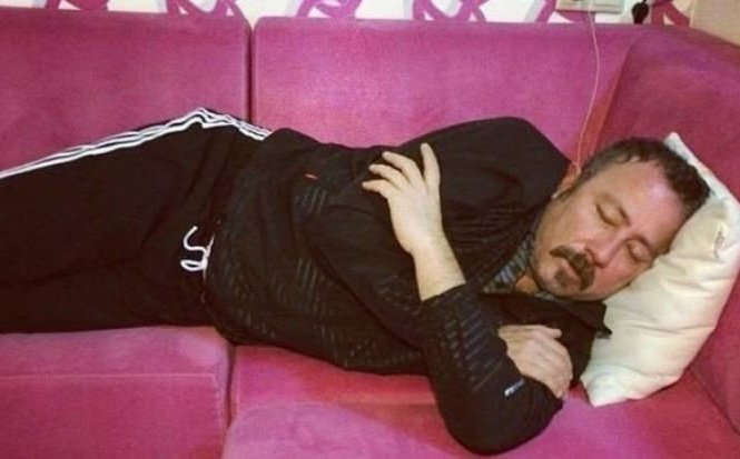 ardawolde's tweet photo. Ehliyet kursunda ilk yardım için sedyede yatan cansız manken https://t.co/z50pHayCFK