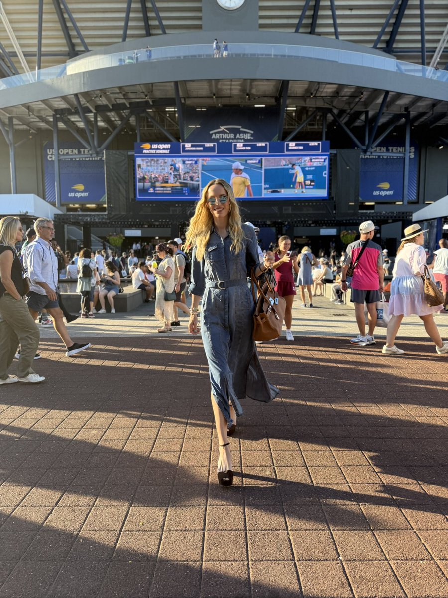 CaroWozniacki's tweet photo. Working on the weekend like usual 😉😎 @usopen https://t.co/XZNXitACRY
