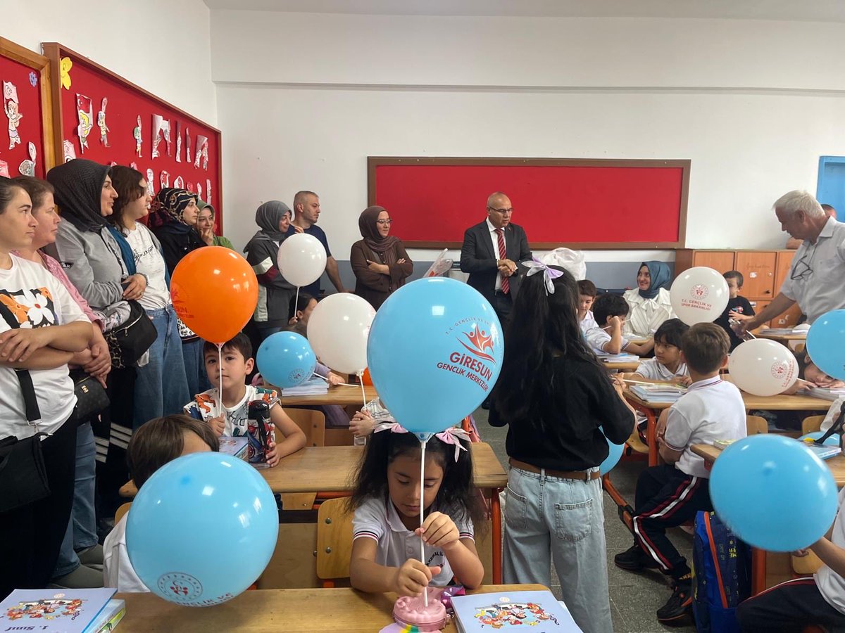 GSB_GiresunGM's tweet photo. 🎒Okullarda Uyum Haftası✨

Giresun Gençlik Merkezi olarak Namık Kemal İlkokulu’nda okula yeni başlayan öğrencilerimizi ziyaret edip balonlar hediye ettik. Valimiz Sayın Mustafa Koç’ta öğrencilerin heyecanına ortak oldu.🎈

#UyumHaftası
#MerkezimHerYerde
#GiresunGençlikMerkezi https://t.co/VtZUv3YmmK