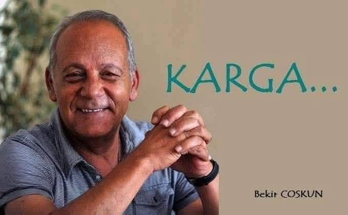 TOPRAK_2_'s tweet photo. Beir COŞKUN yazmıştı...
*****
KARGA...
😉  😉  😉  😉  😉
Papazı uzak bir köye atadılar...
Gitti baktı, kimsenin kiliseye gelip gittiği yok...
Her taraf kir pas içinde...
Kolları sıvadı, kiliseyi boyadı, çanı parlattı, bayrak astı, insanları ibadete davet etti, her şey yoluna girdi...
*
Tek sorun vardı:
Karga...
Bir karga gelip çana konup çişini yapıyor, bayrağa konup kirletiyor, haça konup konup berbat ediyor...
Papaz yarım gün canı çıkana kadar temizliyor, ertesi gün yine karga gözüküyor...
Canı sıkıldı... 
Çare aradı, bulamadı...
Gidip muhtara danıştı:
“Şu karga azizim, gelip her şeyi berbat ediyor... Ben temizliyorum, paklıyorum, tam yerime oturmuşken yine geliyor...”
Muhtar “Kolay” dedi:
“Kolay, oraya bir parça tuzlu peynir sakla, hırsızdır... Yanına susuz rakı koy, bedava bulunca kaçırmaz... Göreceksin gelip ayağının ta dibine düşecektir...”
*
Papaz denileni yaptı...
Tuzlu peyniri kuytuya koydu, tasa susuz rakıyı boşalttı...
Gözünü deliğe dayayarak beklemeye başladı...
Karga gözüktü...
Kendinden emin tuzlu peyniri buldu yedi, yiyince susadı, tasa döndü, tadının farkına varıncaya dek iki fırt aldı...
Kafayı buldu...
Sallandı...
Ve papazın ayaklarının ta dibine düştü...
*
Papaz kargayı alıp iki kanadından tutarak havaya kaldırdı...
“Sen nesin?” dedi:
“İmanım var desen, hırsızlık yapmazsın...
Milliyetçiyim desen, bayrağa kıymazsın...
Hıristiyanım desen çana sıçmazsın...
Müslümanım desen rakı içmezsin...
Söyle ulan sen nesin?...”