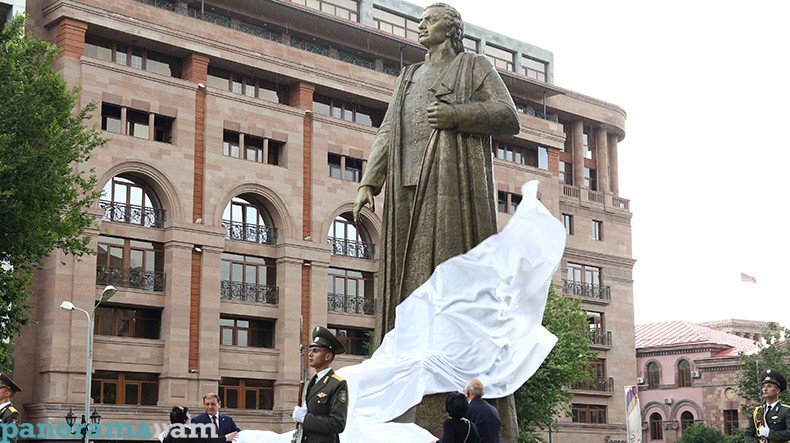 duduvu's tweet photo. @ohannes_klcdg Erivan Ermeni katillerin heykelleri ile süslü.

Antranik Paşadan Kevork Çavuşa dizi dizi katil.

Onlara laf edin, sonra bana edersiniz.

Bu da faşistinizin heykeli.

Günahı olmayan ilk taşı atsın. https://t.co/er3j1f0EWz
