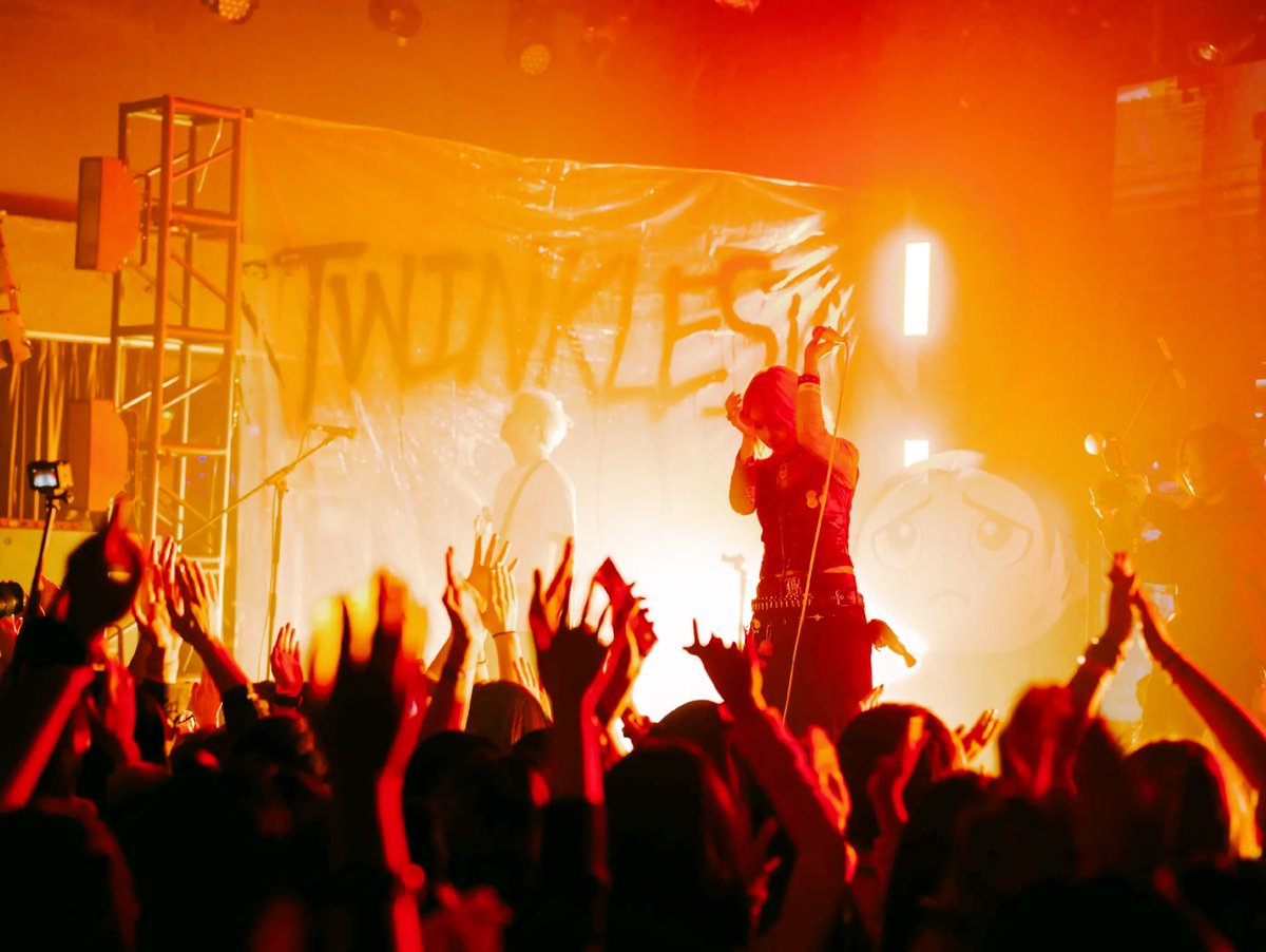XRFWHAueQ38OEwv's tweet photo. 今日晚7点线下livehouse开唱！乐队现场超燃，坐前排的我已经开始蹦了，没抢到票的宝子下次抓紧呀～， https://t.co/zjpqac1EM1