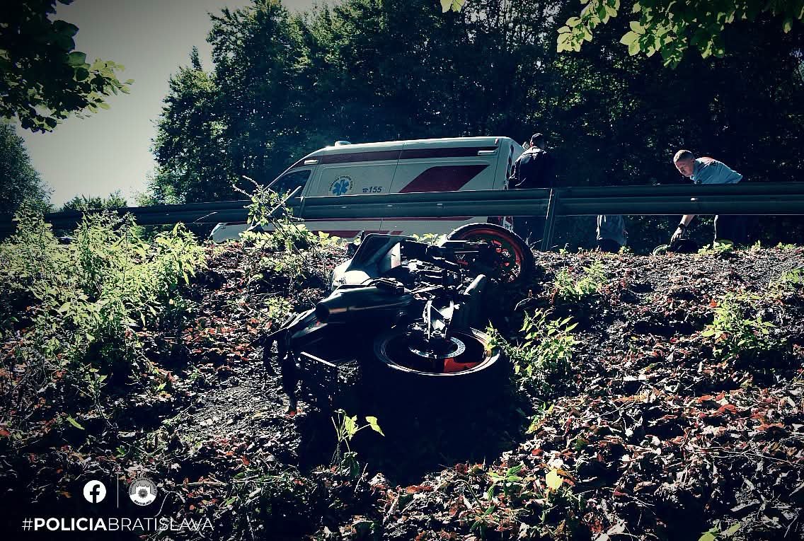Mandlaflb0's tweet photo. 🏍️🚨 Vážna nehoda na Pezinskej Babe
30-ročný motocyklista narazil do zvodidiel a bol prevezený do nemocnice. 🚑 Jeho zdravotný stav sa neskôr zhoršil a je život ohrozujúci.
 Polícia vyzýva vodičov na opatrnosť a dodržiavanie rýchlosti.
#Slovensko #Pezinok #PezinskaBaba #updated https://t.co/oFnssHq7Ly