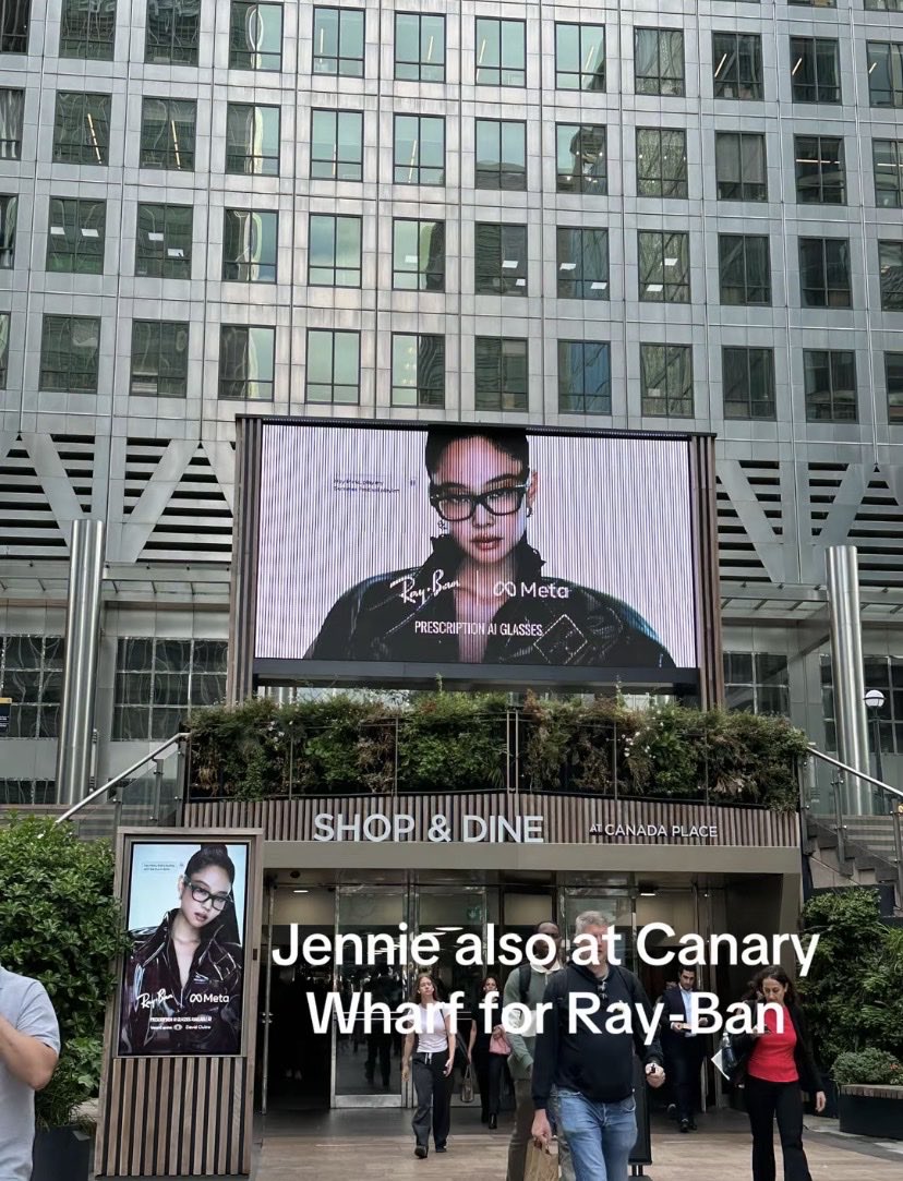 maibogs's tweet photo. Jennie's Ray Ban Meta billboard at Canary Wharf, a central business district in London, England 🏴󠁧󠁢󠁥󠁮󠁧󠁿 https://t.co/ma897GCjJC