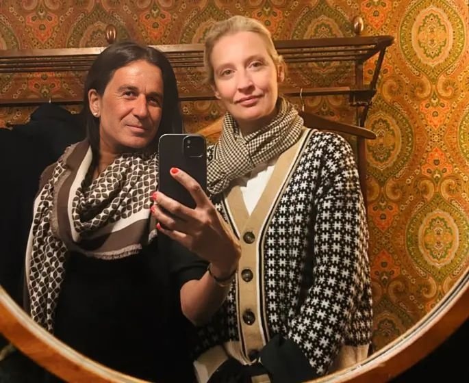 paolodurex's tweet photo. Cioè questa è contro gli omesessuali e ha una fidanzata? Solo i destrorsi potevano creare questo tipo di situazione 😱😱😱 https://t.co/qc6JLBnJST