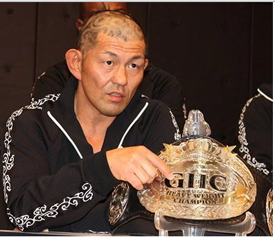 KjetillUchiwa's tweet photo. à 58 ans, Minoru Suzuki à remporter de nombreux titres durant sa prestigieuse carrière de catcheur. Même si cela à peu de chances d'arriver, j'aimerai bien le voir remporter la V4 du IWGP Heavyweight Championship avant qu'il ne prenne sa retraite. #NJPW #Noah_GHC #RevPro https://t.co/FKTRAxvXFL