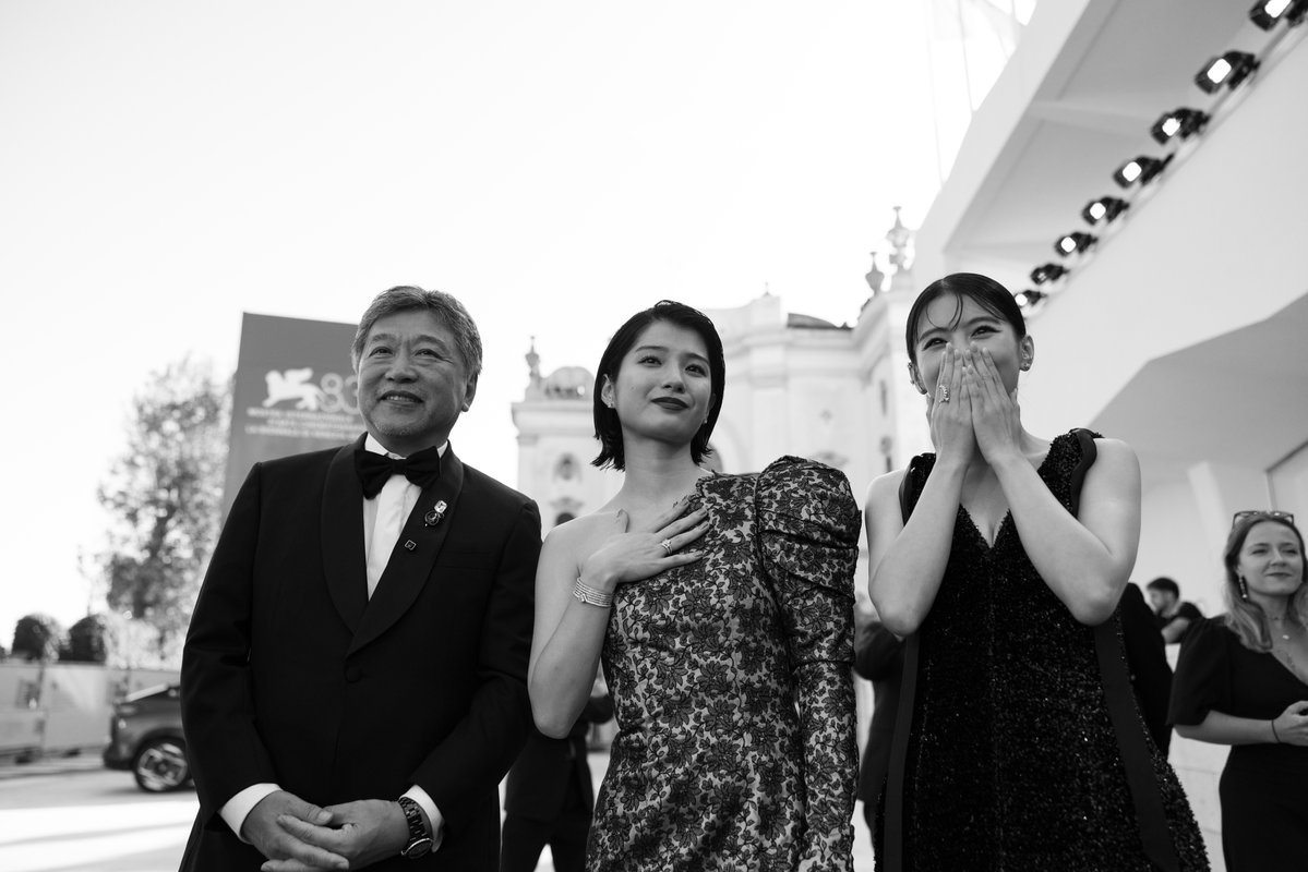 la_Biennale's tweet photo. #BiennaleCinema2026 #Venezia83 @lookback_movie has completed a long journey: from Japan to #Venice, from one land by the sea to another 🌊 And with the sound of the waves just a few steps away, we’re about to set off on a journey of our own: the one that will take us into the Sala Grande to see #HirokazuKoreeda’s new film. But first, the pictures from the Red Carpet, featuring @natsuki_deguchi, @makita_aju, #FuriNanase and @rokka_okada!