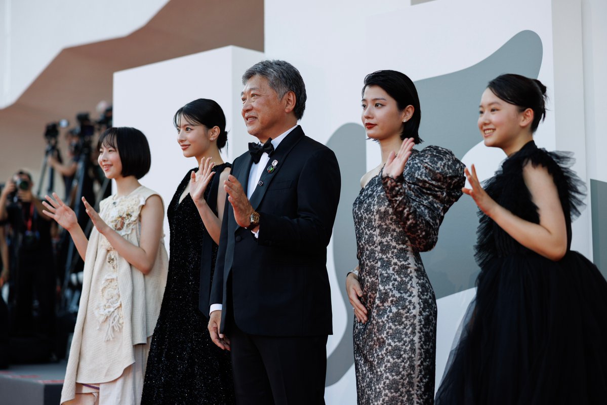 la_Biennale's tweet photo. #BiennaleCinema2026 #Venezia83 @lookback_movie has completed a long journey: from Japan to #Venice, from one land by the sea to another 🌊 And with the sound of the waves just a few steps away, we’re about to set off on a journey of our own: the one that will take us into the Sala Grande to see #HirokazuKoreeda’s new film. But first, the pictures from the Red Carpet, featuring @natsuki_deguchi, @makita_aju, #FuriNanase and @rokka_okada!
