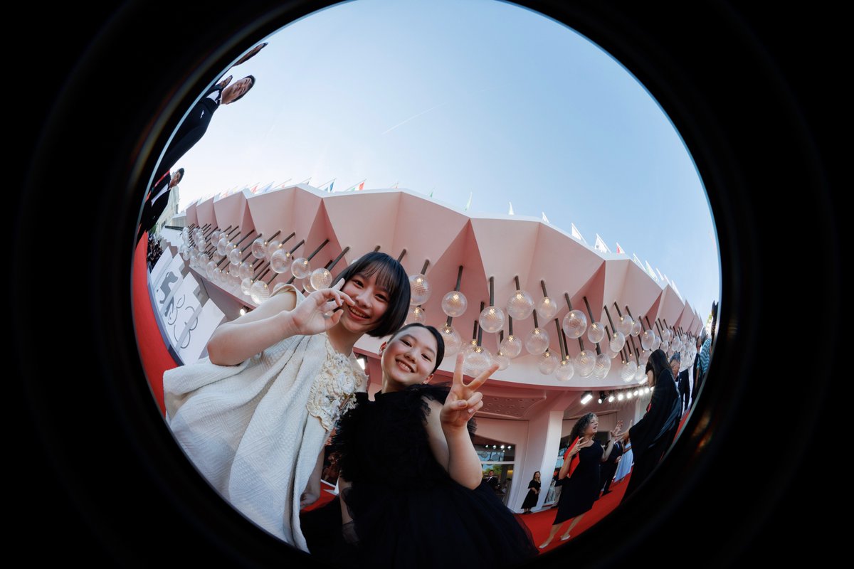 la_Biennale's tweet photo. #BiennaleCinema2026 #Venezia83 @lookback_movie has completed a long journey: from Japan to #Venice, from one land by the sea to another 🌊 And with the sound of the waves just a few steps away, we’re about to set off on a journey of our own: the one that will take us into the Sala Grande to see #HirokazuKoreeda’s new film. But first, the pictures from the Red Carpet, featuring @natsuki_deguchi, @makita_aju, #FuriNanase and @rokka_okada!
