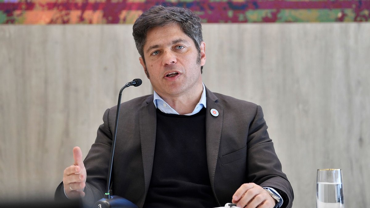 infobae's tweet photo. EL GOBIERNO DE KICILLOF RETENDRÁ UN 2% EN LOS PREMIOS DE LAS APUESTAS ONLINE 

El gobierno de la provincia de Buenos Aires firmó una resolución, a través del Instituto de Loterías y Casinos, para aplicar un cobro del 2% sobre los premios de las apuestas online en las siete plataformas de juego que tienen concesión para operar en la provincia de Buenos Aires.

El anuncio fue hecho este lunes por el ministro de Gobierno Carlos Bianco, quien detalló que “los aportes se van a recibir a partir de esta alícuota que es del 2% sobre los premios pagados a las apuestas sucesivas, de acuerdo con la ley 15079”. El funcionario también dijo que “los aportes del Fondo de Progreso e Inclusión Social (FOPIS) se van a destinar a programas de salud, educación y desarrollo social”.

Infobae 🔗https://t.co/PwMWC9CrSu