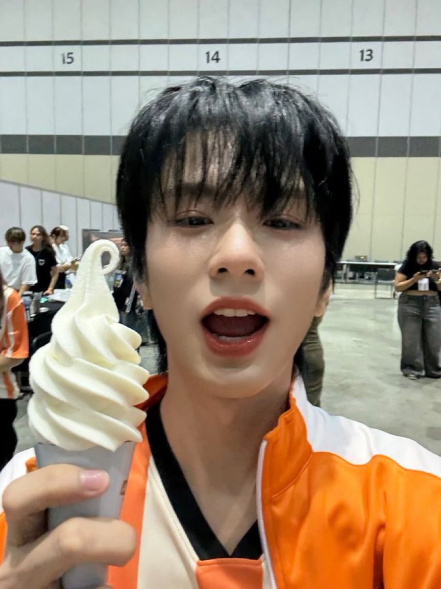 juanidntt's tweet photo. He’s so evil, I can clearly see it in his eyes https://t.co/qMo5gb5xzy