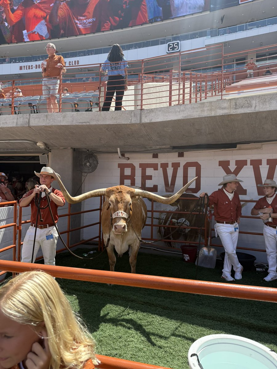 accetta_frank's tweet photo. Thank you @TexasLonghorns for the game day invite! I had a great time watching the week 1 win! 🤘

@milwee4 @Coach_Fenner6 @CoachGZimmerman @DripFB https://t.co/Je1GxZzGOX