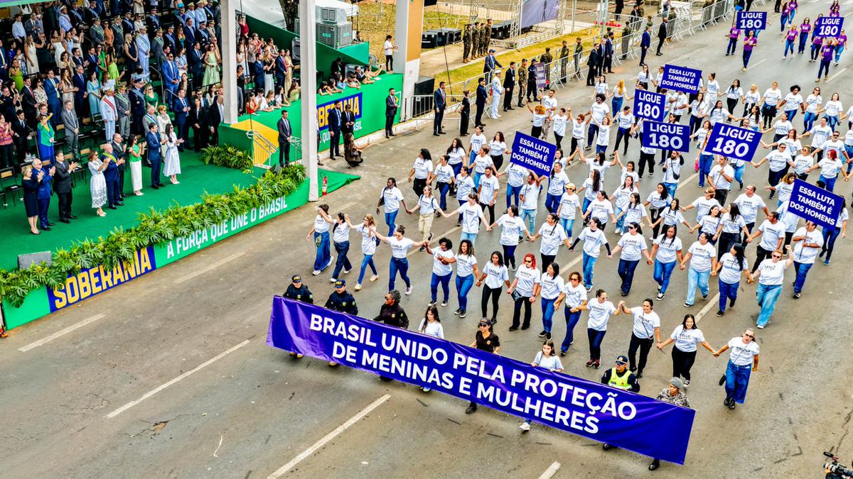 LulaOficial's tweet photo. 7 de setembro em Brasília. 

Um feliz Dia da Independência!

📸 @ricardostuckert https://t.co/MoRttS2wlk