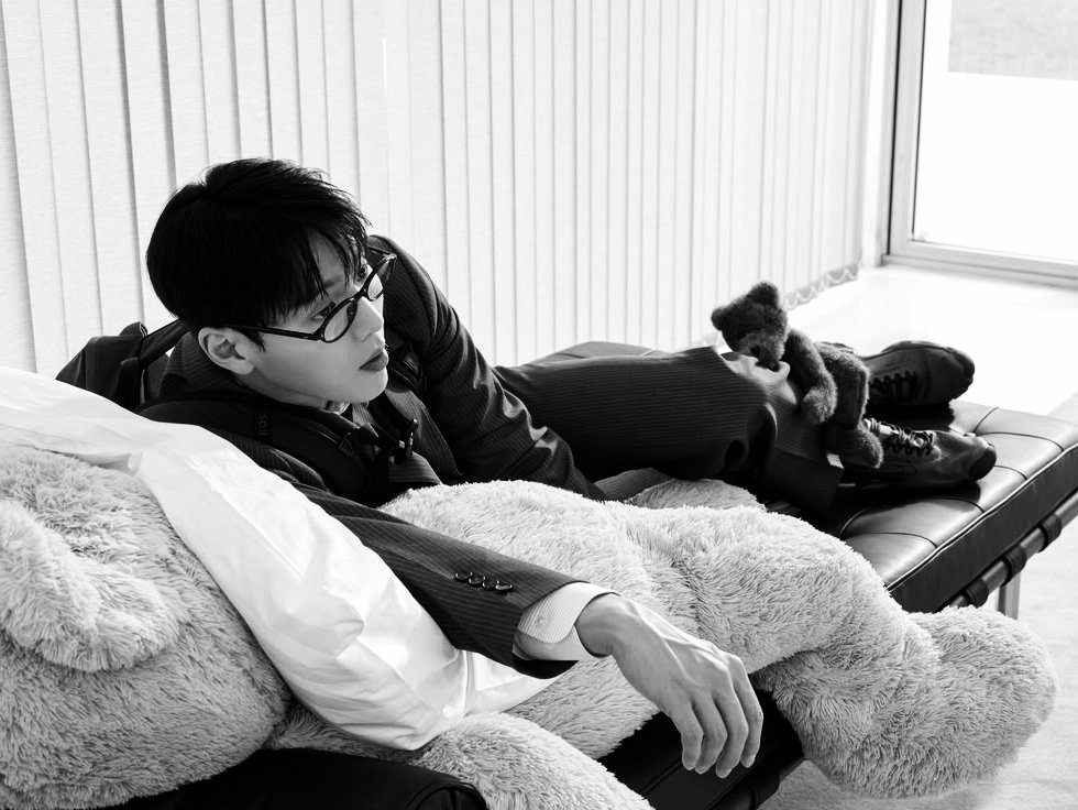 LETHEALUST's tweet photo. Father of two, but the kids are clingy teddy bears. https://t.co/6EvOqpZFm8