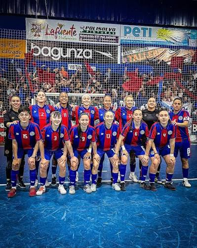 SinsajoDeBoedo's tweet photo. Insolito momento sufrieron las jugadoras de Futsal Femenino San Lorenzo debía enfrentar a River ayer por la noche pero el plantel NO TENÍA CREDENCIALES y SE LE DIÓ EL PARTIDO POR PERDIDO
Las dejaron SOLAS y NO HABÍA NINGÚN DIRIGENTE PARA SOLUCIONAR EL ERROR
@MarceCulotta   siga https://t.co/HryAYkxiWd