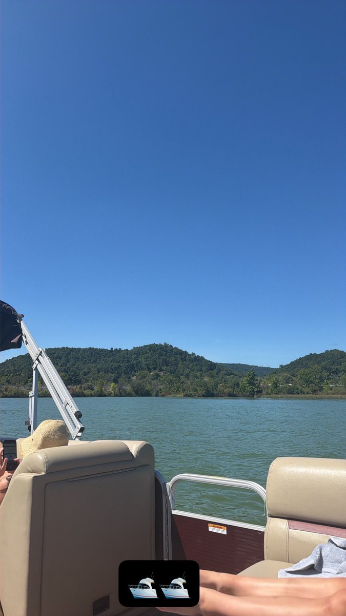 PennStatePatty's tweet photo. Boat day best day! #drink #sundayfunday https://t.co/MmFtpnzPtC