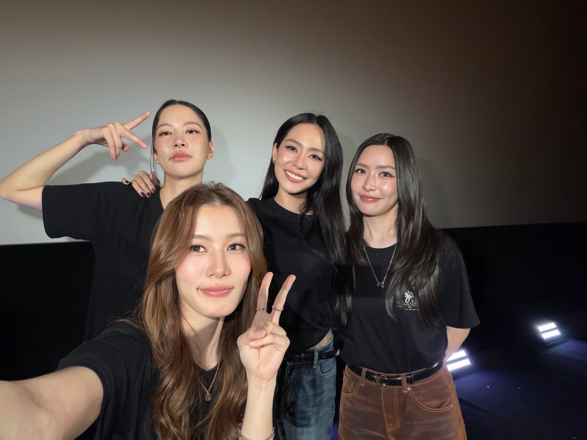 AndaAnunta's tweet photo. เป็นวันที่ตื่นเต้นมากๆอีก1วันเลยค้าบบบ
ดีใจที่ได้เจอทุกๆคน แล้วก็ดีใจที่ทุกความตั้งใจของพวกเราทุกคนส่งถึงทุกคนในวันนี้ ขอบคุณทุกๆการซัพพอร์ต รอยยิ้ม และอาหารอร่อยๆ ของขวัญทุกๆชิ้น จากทุกคนที่น่ารักมากๆนะค้าบบ 
ฝากทั้งซีรี่ย์ข่มขลังและพี่รฐา รวมถึงพวกเราทุกคนด้วยนะค้าบบบ 

KHOM KHLANG 1ST PREMIERE
#ข่มขลังตอนที่1 #andaanunta