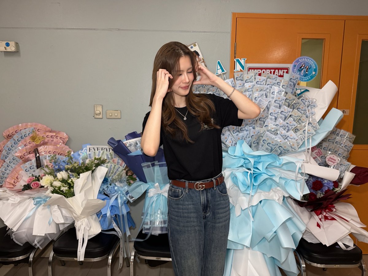 AndaAnunta's tweet photo. เป็นวันที่ตื่นเต้นมากๆอีก1วันเลยค้าบบบ
ดีใจที่ได้เจอทุกๆคน แล้วก็ดีใจที่ทุกความตั้งใจของพวกเราทุกคนส่งถึงทุกคนในวันนี้ ขอบคุณทุกๆการซัพพอร์ต รอยยิ้ม และอาหารอร่อยๆ ของขวัญทุกๆชิ้น จากทุกคนที่น่ารักมากๆนะค้าบบ 
ฝากทั้งซีรี่ย์ข่มขลังและพี่รฐา รวมถึงพวกเราทุกคนด้วยนะค้าบบบ 

KHOM KHLANG 1ST PREMIERE
#ข่มขลังตอนที่1 #andaanunta
