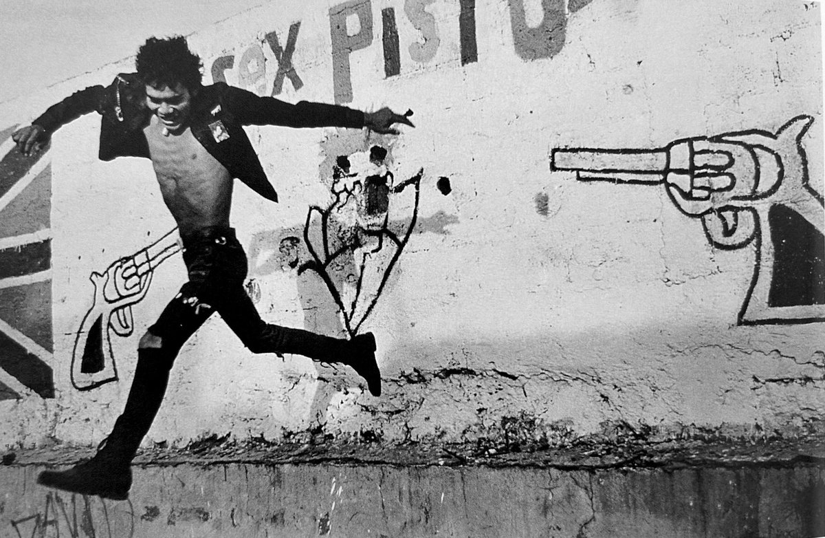 Pipiripunk's tweet photo. Lunes  con “O” de Ortíz. 

Pablo Ortíz Monasterio - “Volando bajo” - México, D.F.; 1986.

#FotografíaDeLaAaLaZ #Fotografía   #Fotolibro 📷

(160 años de fotografía en México, Océano 2004). https://t.co/nfX0E9CpX2