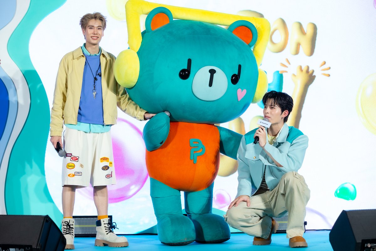 fourteenchannel's tweet photo. อควาฟลาสก์ ประเทศไทย ดึงคู่ฮอต "ปอนด์-ภูวินทร์" นั่งแท่นพรีเซ็นเตอร์ จัดงาน Grand Launch สุดยิ่งใหญ่ที่เมกาบางนา
พร้อมเปิดตัวภาพยนตร์โฆษณาภายใต้แคมเปญ #FunctionForEveryFun

● แบรนด์ AquaFlask อ่านว่า อควา-ฟลาสก์ เป็นแบรนด์กระติกน้ำเก็บอุณหภูมิ ออกแบบในรัฐแคลิฟอร์เนียผสานดีไซน์สีสันสุดป๊อปเข้ากับคุณภาพการใช้งานระดับพรีเมี่ยม

● งาน Grand Launch เปิดตัวแคมเปญ #FunctionforEveryFun พร้อมพรีเซ็นเตอร์ AquaFlask x PondPhuwin วันที่ 3 กันยายน 2569 ณ ลานกิจกรรม ศูนย์การค้าเมกาบางนา

● ไฮไลท์ของงาน AquaFlask Function For Every Fun x PondPhuwin  นอกจากกิจกรรมสุดสนุกและโชว์จากสองหนุ่มแล้ว ยังมี Special Collection Box Set 2 ซีรีย์ ได้แก่ Deep Tide Series และ Silver Dawn Series

ปรากฏการณ์ห้างแตกได้เกิดขึ้นแล้ว! เมื่อแบรนด์กระติกน้ำชื่อดังอย่าง อควาฟลาสก์ ประเทศไทย จัดงาน Grand Launch เปิดตัวแคมเปญ “AquaFlask Function For Every Fun x PondPhuwin” อย่างยิ่งใหญ่ ณ ลานกิจกรรม ศูนย์การค้าเมกาบางนา ในวันที่ 3 กันยายน 2569 ที่ผ่านมา โดยได้รับความสนใจจากสื่อมวลชน แฟนคลับ และอินฟลูเอนเซอร์สายไลฟ์สไตล์ที่มาร่วมงานกันอย่างเนืองแน่น

นาทีนี้ถ้าพูดถึงไอเทมที่สายแฟชั่นและสายรักษ์โลกต้องพกติดตัว คงหนีไม่พ้นกระติกน้ำเก็บอุณหภูมิแบรนด์ดังอย่าง อควา ฟลาสก์ ด้วยเอกลักษณ์แบรนด์ที่ชัดเจน #FunctionForEveryFun ผสานดีไซน์สีสันสุดป๊อปเข้ากับวัสดุคุณภาพระดับพรีเมี่ยม ไม่ว่าจะเป็นเรื่องความทนทานของสเตนเลสเกรดพรีเมียม ฉนวนสุญญากาศ 2 ชั้น สามารถเก็บความเย็นฉ่ำข้ามวันถึง 24 ชั่วโมง และเก็บความร้อนได้ 12 ชั่วโมง ปราศจากสารอันตราย BPA Free แถมยังเป็นมิตรต่อสิ่งแวดล้อม (Eco-Friendly) ที่สำคัญคือตัวแบรนด์ถูกดีไซน์มาเพื่อสะท้อนตัวตนและอินเนอร์ความเป็นคุณ! มีเฉดสีและสไตล์ให้เลือกเยอะมาก เรียกว่าจะหยิบไปแมตช์กับลุคไหน หรือลุยกิจกรรมอะไรก็เอาอยู่ คอมพลีทได้ทุกลุคแบบไม่มีดรอป ตอบโจทย์ไลฟ์สไตล์คนรุ่นใหม่ที่ชอบความชิคแบบไม่ซ้ำใคร
เพื่อรุกตลาด Gen Z แบบจัดเต็มและขยายฐานลูกค้าให้ครอบคลุมทุกพื้นที่ 

AquaFlask จึงต่อยอดความสำเร็จของแบรนด์ด้วยการคว้าตัว 2 หนุ่มฮอตแห่งยุค "ปอนด์ - ณราวิชญ์ เลิศรัตน์โกสุมภ์" และ "ภูวินทร์ ตั้งศักดิ์ยืน" มานั่งแท่นพรีเซ็นเตอร์คู่กัน ซึ่งถือเป็นกลยุทธ์ทางการตลาดที่เฉียบขาดในการเจาะพื้นที่สื่อบันเทิงและโซเชียลมีเดีย คาแรคเตอร์ของ "ปอนด์-ภูวินทร์" ถือเป็นส่วนผสมที่ลงตัวเป๊ะ ทั้งความสมาร์ท ความสดใส เก่งรอบด้าน เอนเนอร์จี้ล้นเหลือ และมีไลฟ์สไตล์สุดแอคทีฟ ซึ่งเข้ากับ DNA ของแบรนด์เป็นอย่างดี

พร้อมเปิดตัวภาพยนตร์โฆษณาแคมเปญ #FunctionforEveryFun โดยสองหนุ่ม ปอนด์-ภูวินทร์ เป็นที่แรก โดยงานถูกเนรมิตออกมาเป็น Decoration สีเทอร์ควอยซ์สดใสเติมความสนุกพร้อมกิจกรรมสุดเอ็กซ์คลูซีฟมากมาย ทั้งตู้ Gachapon Machine และโซนถ่ายรูป Photo Frame เรียกได้ว่า ก้าวขาเข้างานเมื่อไร ทุกคนก็ได้มีโมเม้นต์สุดสนุกกันเลย
เพื่อต้อนรับการเปิดตัวแคมเปญ AquaFlask Function for Every Fun x PondPhuwin ทางแบรนด์ก็ได้ออก Special Collection Box Set ได้แก่ Deep Tide Series โทนดำ-ฟ้า สำหรับสายคูล สุขุม แต่แฝงความขี้เล่น / Silver Dawn Series โทนเงิน-เหลือง สำหรับสายแฟชั่น สดใส พลังงานบวกที่สะท้อนตัวตนของทั้งสองหนุ่มปอนด์ ภูวินทร์ออกมาได้อย่างลงตัว

ทางด้านสองหนุ่มพรีเซ็นเตอร์ก็ได้เล่าถึงความประทับใจนี้ โดย ปอนด์ - ณราวิชญ์ เลิศรัตน์โกสุมภ์ เผยว่า "สำหรับผม AquaFlask ตอบโจทย์สายลุยและสายแฟชั่นในเวลาเดียวกันครับ อย่างคอลเลกชัน Silver Dawn Series ที่ใช่มาแมตช์กับลุคของตัวเองดูครับ"

ด้าน ภูวินทร์ ตั้งศักดิ์ยืน เสริมต่อว่า "ดีใจมากครับที่ได้มาร่วมงานกับแบรนด์ที่มีเอนเนอร์จี้สนุกๆ แบบนี้ ส่วนตัวผมชอบความสดใสและพลังบวก นอกจากนี้ผมยังดีใจที่ได้รับเลือกเป็นพรีเซ็นเตอร์เพราะเป็นหนึ่งในการย้ำเตือนทุกคนว่าการใช้กระติกน้ำช่วยลดขยะพลาสติก ถือเป็นการรักษ์โลกซึ่งเป็นเรื่องที่ผมให้ความสนใจ”

นอกจากความสำเร็จของงาน Grand Launch ในช่วงเปิดตัวแคมเปญและพรีเซ็นเตอร์แล้ว ยังมีกิจกรรมบนเวทีที่แฟนๆ ได้ร่วมสนุก และรู้จักสองหนุ่มในมุมที่ไม่เคยรู้จักมาก่อน พร้อมด้วยกำลังใจจากน้องเพิ่มพูน ขวัญใจแฟนๆ ที่มาร่วมสร้างความสนุกภายในงาน ทำให้งานนี้เต็มไปด้วยความสนุกสุดฟินที่เรียกเสียงกรี๊ดสนั่นลั่นห้าง ทั้งโมเมนต์พิเศษของ 30 Lucky Fans ที่ได้รับสิทธิ์ถ่ายภาพ 2:1 แบบใกล้ชิดฟินจิกหมอน กระติกน้ำ Custom ลายเซ็นสดจากมือสองหนุ่มที่แจกให้แฟนๆ กลับบ้าน พร้อมกิจกรรมอีกมากมายที่เปิดโอกาสให้เหล่าแฟนๆ เข้าร่วม เรียกว่างานนี้ AquaFlask จัดเต็ม เสิร์ฟความสนุก ให้สายลุย สายแฟชั่น และชาวด้อมได้ใจฟูกันแบบสุดขีด

#FunctionForEveryFun
#AquaFlaskThailand
#AquaFlaskxPoundPhuwin