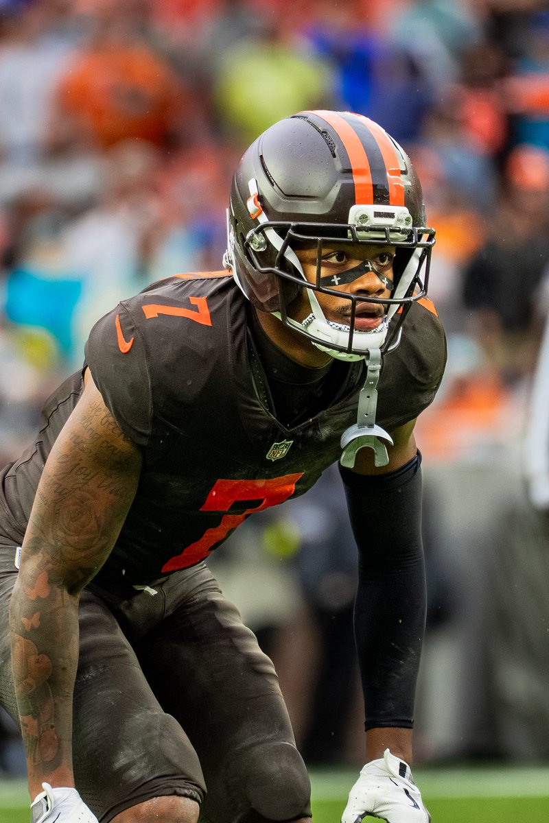 ESPNCleveland's tweet photo. Browns week 1 captains: 

Deshaun Watson 
Zion Johnson 
Tyson Campbell 
Mason Graham 
Rex Sunahara 

Todd Monken believes in weekly captains picked by the coaches. https://t.co/L9uS0CTUpO