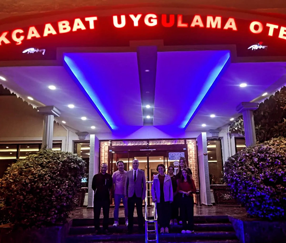 AkcaabatTurizm's tweet photo. 🏨 Akçaabat Uygulama Oteli’nde Dijital Dönüşüm Başladı!

Bakanlığımız tarafından uygulamaya konulan Merkezi Yönetim Sistemi Programı kapsamında, Akçaabat Uygulama Oteli olarak web sitemiz üzerinden ilk online rezervasyonumuzu gerçekleştirdik.

İlk online rezervasyonumuzu gerçekleştiren değerli misafirimizi; Okul Müdürümüz Sayın Volkan Balcı, Alan Şefimiz Samiye Meydan ve Usta Öğreticilerimiz birlikte karşılayarak kendisine teşekkür ettiler. Misafirimizle yeni sistem hakkında fikir alışverişinde bulunarak, uygulamanın sağlayacağı kolaylıklar ve hizmet kalitesine katkıları üzerine değerlendirmelerde bulunduk.

💻 Online rezervasyon sistemi; zaman ve iş gücünden tasarruf sağlarken kâğıt kullanımını ve kaynak israfını azaltıyor, rezervasyon süreçlerinin daha hızlı, düzenli ve güvenli yürütülmesine olanak tanıyor. Misafirlerimize 7/24 erişilebilir, kolay ve pratik bir rezervasyon imkânı sunarak hizmet kalitemizi ve misafir memnuniyetimizi artırmayı hedefliyoruz.

Akçaabat Uygulama Oteli olarak dijitalleşen ve sürdürülebilir hizmet anlayışımızla teknolojinin sunduğu imkânlardan yararlanarak daha hızlı, kolay ve kaliteli hizmet sunmaya devam ediyoruz.
İlk online rezervasyonumuzu gerçekleştirerek bu anlamlı başlangıca vesile olan değerli misafirimize teşekkür ediyor, kendisini otelimizde ağırlamaktan büyük mutluluk duyuyoruz. 🌿

Akçaabat Uygulama Oteli olarak yenilikleri takip ediyor, dijital dönüşüme uyum sağlıyor ve daha iyi hizmet için çalışmaya devam ediyoruz.

@tcmeb @Yusuf__Tekin @TrabzonValilik @tahirshn_mia @TrabzonBelTr @ahmetmgenc @akcaabatbel @osman_ekim @Trabzon_MEM  @skaygusuz @hasan_uygun91 @AkcaabatIlceMEM  @ustundagyvz @volkanbalci7961