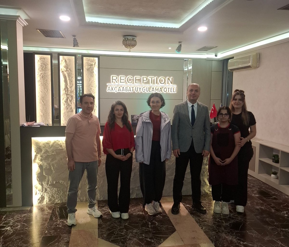 AkcaabatTurizm's tweet photo. 🏨 Akçaabat Uygulama Oteli’nde Dijital Dönüşüm Başladı!

Bakanlığımız tarafından uygulamaya konulan Merkezi Yönetim Sistemi Programı kapsamında, Akçaabat Uygulama Oteli olarak web sitemiz üzerinden ilk online rezervasyonumuzu gerçekleştirdik.

İlk online rezervasyonumuzu gerçekleştiren değerli misafirimizi; Okul Müdürümüz Sayın Volkan Balcı, Alan Şefimiz Samiye Meydan ve Usta Öğreticilerimiz birlikte karşılayarak kendisine teşekkür ettiler. Misafirimizle yeni sistem hakkında fikir alışverişinde bulunarak, uygulamanın sağlayacağı kolaylıklar ve hizmet kalitesine katkıları üzerine değerlendirmelerde bulunduk.

💻 Online rezervasyon sistemi; zaman ve iş gücünden tasarruf sağlarken kâğıt kullanımını ve kaynak israfını azaltıyor, rezervasyon süreçlerinin daha hızlı, düzenli ve güvenli yürütülmesine olanak tanıyor. Misafirlerimize 7/24 erişilebilir, kolay ve pratik bir rezervasyon imkânı sunarak hizmet kalitemizi ve misafir memnuniyetimizi artırmayı hedefliyoruz.

Akçaabat Uygulama Oteli olarak dijitalleşen ve sürdürülebilir hizmet anlayışımızla teknolojinin sunduğu imkânlardan yararlanarak daha hızlı, kolay ve kaliteli hizmet sunmaya devam ediyoruz.
İlk online rezervasyonumuzu gerçekleştirerek bu anlamlı başlangıca vesile olan değerli misafirimize teşekkür ediyor, kendisini otelimizde ağırlamaktan büyük mutluluk duyuyoruz. 🌿

Akçaabat Uygulama Oteli olarak yenilikleri takip ediyor, dijital dönüşüme uyum sağlıyor ve daha iyi hizmet için çalışmaya devam ediyoruz.

@tcmeb @Yusuf__Tekin @TrabzonValilik @tahirshn_mia @TrabzonBelTr @ahmetmgenc @akcaabatbel @osman_ekim @Trabzon_MEM  @skaygusuz @hasan_uygun91 @AkcaabatIlceMEM  @ustundagyvz @volkanbalci7961
