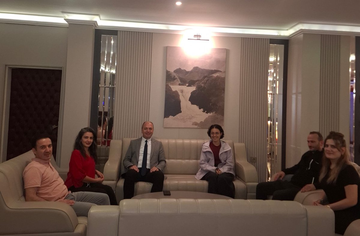 AkcaabatTurizm's tweet photo. 🏨 Akçaabat Uygulama Oteli’nde Dijital Dönüşüm Başladı!

Bakanlığımız tarafından uygulamaya konulan Merkezi Yönetim Sistemi Programı kapsamında, Akçaabat Uygulama Oteli olarak web sitemiz üzerinden ilk online rezervasyonumuzu gerçekleştirdik.

İlk online rezervasyonumuzu gerçekleştiren değerli misafirimizi; Okul Müdürümüz Sayın Volkan Balcı, Alan Şefimiz Samiye Meydan ve Usta Öğreticilerimiz birlikte karşılayarak kendisine teşekkür ettiler. Misafirimizle yeni sistem hakkında fikir alışverişinde bulunarak, uygulamanın sağlayacağı kolaylıklar ve hizmet kalitesine katkıları üzerine değerlendirmelerde bulunduk.

💻 Online rezervasyon sistemi; zaman ve iş gücünden tasarruf sağlarken kâğıt kullanımını ve kaynak israfını azaltıyor, rezervasyon süreçlerinin daha hızlı, düzenli ve güvenli yürütülmesine olanak tanıyor. Misafirlerimize 7/24 erişilebilir, kolay ve pratik bir rezervasyon imkânı sunarak hizmet kalitemizi ve misafir memnuniyetimizi artırmayı hedefliyoruz.

Akçaabat Uygulama Oteli olarak dijitalleşen ve sürdürülebilir hizmet anlayışımızla teknolojinin sunduğu imkânlardan yararlanarak daha hızlı, kolay ve kaliteli hizmet sunmaya devam ediyoruz.
İlk online rezervasyonumuzu gerçekleştirerek bu anlamlı başlangıca vesile olan değerli misafirimize teşekkür ediyor, kendisini otelimizde ağırlamaktan büyük mutluluk duyuyoruz. 🌿

Akçaabat Uygulama Oteli olarak yenilikleri takip ediyor, dijital dönüşüme uyum sağlıyor ve daha iyi hizmet için çalışmaya devam ediyoruz.

@tcmeb @Yusuf__Tekin @TrabzonValilik @tahirshn_mia @TrabzonBelTr @ahmetmgenc @akcaabatbel @osman_ekim @Trabzon_MEM  @skaygusuz @hasan_uygun91 @AkcaabatIlceMEM  @ustundagyvz @volkanbalci7961
