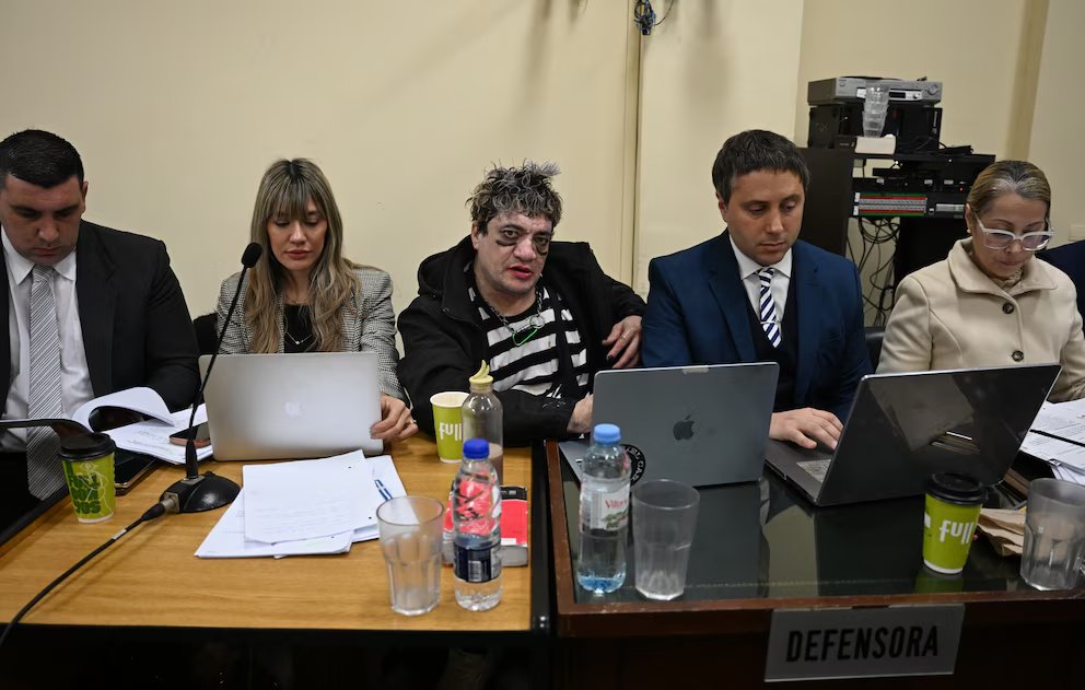 somoscorta's tweet photo. 'Pity' Álvarez fue pintado a la sexta audiencia del juicio por el crimen de Cristian Maximiliano Díaz. La cita quedó suspendida hasta que la Cámara de Casación resuelva los pedidos de la defensa de apartar al fiscal Sandro Abraldes y a los tres jueces de la causa.

📸 Infobae