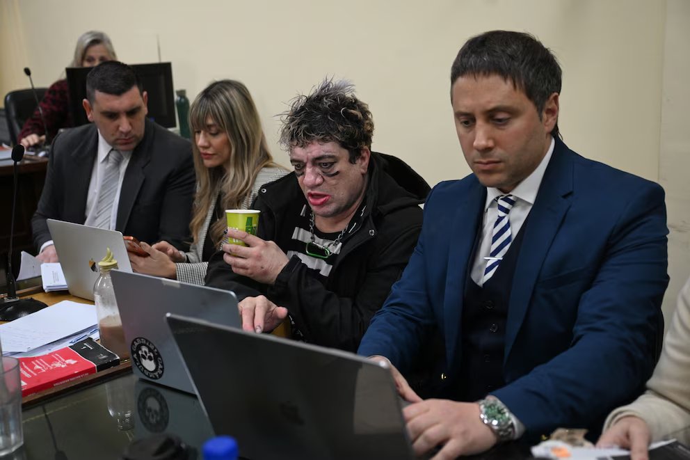 somoscorta's tweet photo. 'Pity' Álvarez fue pintado a la sexta audiencia del juicio por el crimen de Cristian Maximiliano Díaz. La cita quedó suspendida hasta que la Cámara de Casación resuelva los pedidos de la defensa de apartar al fiscal Sandro Abraldes y a los tres jueces de la causa.

📸 Infobae