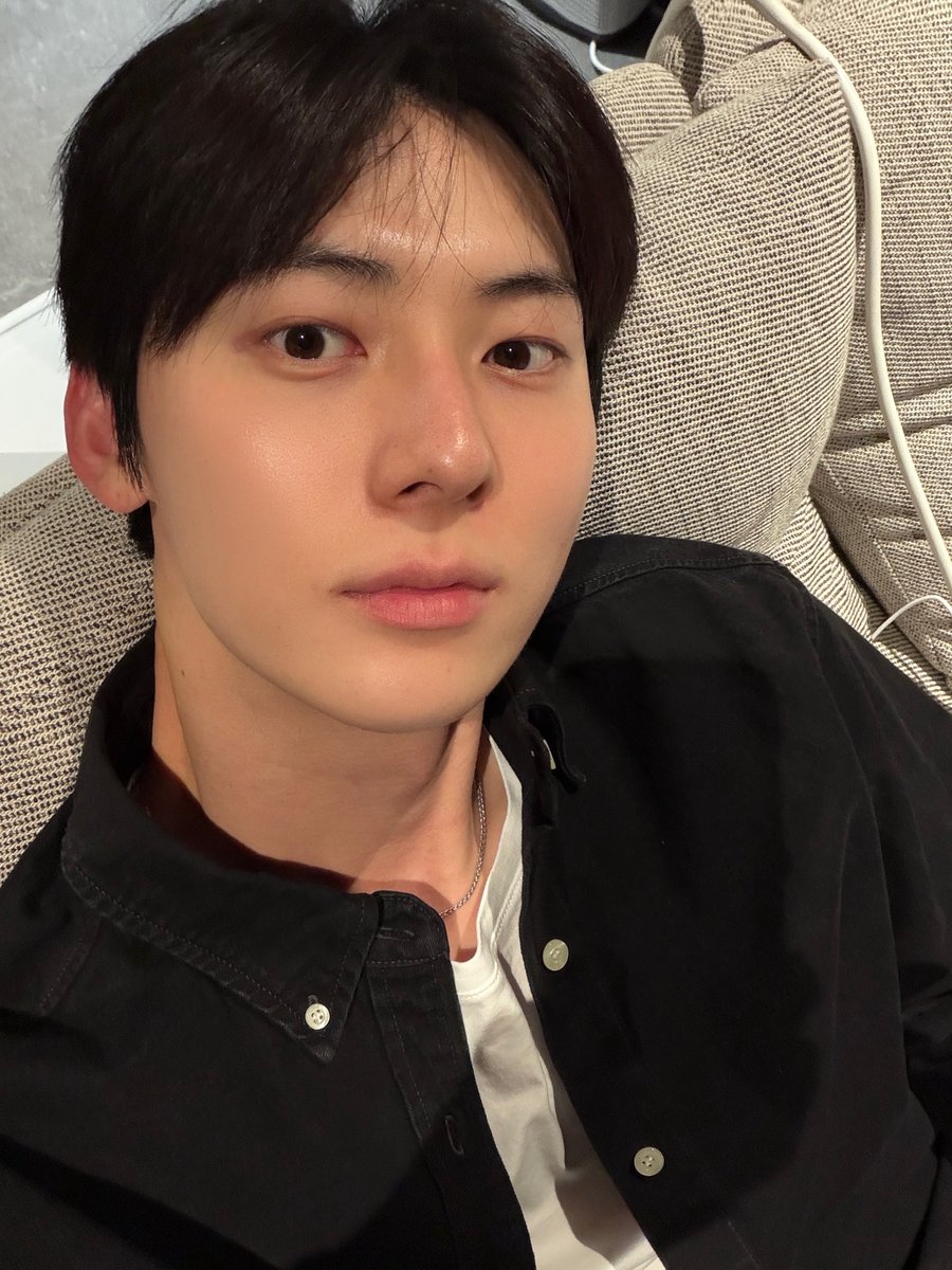 mohng95's tweet photo. 셀카에간절함없으셔서 걍 한컷찍고 보내주는데
얼굴수준 피부수준진짜말안됔ㅋㅋㅋㅋ🫪🫪 https://t.co/hPZ9oTthss