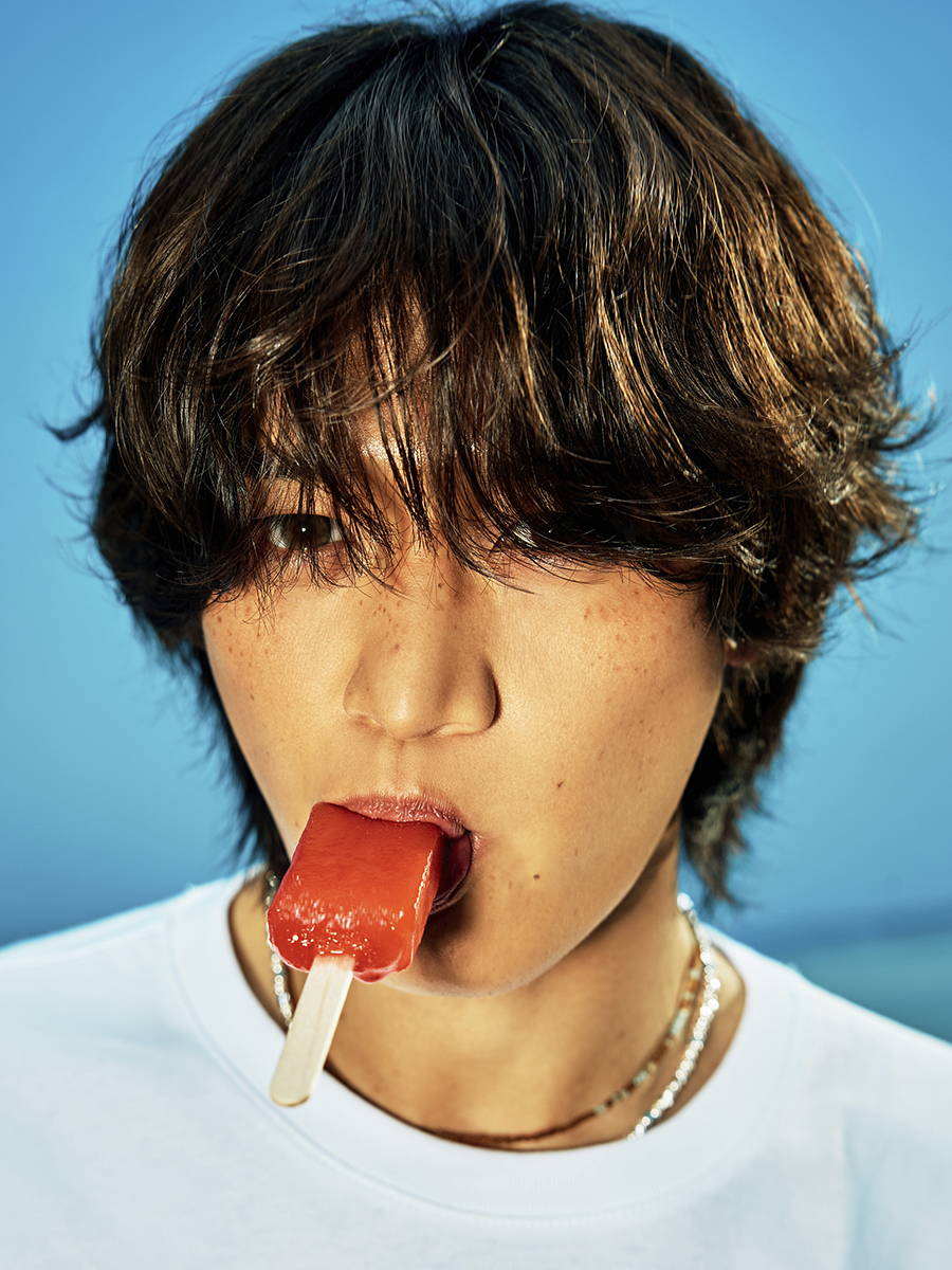 _24News_'s tweet photo. MINHO (มินโฮ) จัดเต็มความฮอตในมินิอัลบั้มชุดที่ 2 ‘Make it hot’ ถ่ายทอดพลังอันร้อนแรงที่เป็นเอกลักษณ์และอารมณ์สุดลึกซึ้ง
#MINHO #민호 #Makeithot #MINHO_Makeithot #SHINee #샤이니 #SMTrue
MINHO (มินโฮ) แห่งวง SHINee (ชายนี่) จัดเต็มความฮอตในมินิอัลบั้มชุดที่ 2 ‘Make it hot’ (เมก อิท ฮอต) อัลบั้มที่สะท้อนถึงพลังอันร้อนแรงที่เป็นเอกลักษณ์และอารมณ์สุดลึกซึ้งของเขา นับเป็นผลงานใหม่หลังจากซิงเกิล ‘TEMPO’ (เทมโป) ที่ปล่อยเมื่อเดือนธันวาคมปี 2025
โดย MINHO (มินโฮ) ได้ทำกิจกรรมโปรโมตทั้งในนามวงและเดี่ยวอย่างต่อเนื่องสมฐานะ ‘มัลติเทนเนอร์’ ไม่ว่าจะเป็นงานด้านการออกอากาศและงานนายแบบโฆษณา อีกทั้งเขายังได้รับกระแสตอบรับเป็นอย่างดีจากคอนเทนต์ในช่อง ‘MINHO’ ทาง YouTube ซึ่งเผยให้เห็นภาพลักษณ์ที่สุขภาพดีและเต็มไปด้วยพลัง ทำให้แฟน ๆ ยิ่งตั้งตารออัลบั้มใหม่ชุดนี้ที่จะนำเสนอเสน่ห์อันเปี่ยมด้วยความร้อนแรงอย่างสมบูรณ์แบบ
สำหรับมินิอัลบั้มชุดที่ 2 ‘Make it hot’ (เมก อิท ฮอต) ประกอบด้วยทั้งหมด 6 เพลง โดยมีเพลงไตเติลชื่อเดียวกับอัลบั้มว่า ‘Make it hot’ (เมก อิท ฮอต) เป็นเพลงแนวป็อปแดนซ์ที่ผสมผสานซาวนด์ EDM สื่อความรู้สึกของการดึงดูดเข้าหากันและความสัมพันธ์ที่ยิ่งใกล้ชิดกันมากขึ้นท่ามกลางอากาศที่ร้อนระอุ ด้านมิวสิกวิดีโอของเพลงนี้ก็สมกับชื่อเพลง เพราะถ่ายทอดความร้อนแรงที่แผ่ออกมาจาก MINHO (มินโฮ) ไปยังพื้นที่และผู้คนรอบข้างได้อย่างน่าสนใจ
เสน่ห์อันหลากหลายของ MINHO (มินโฮ) ยังถูกนำเสนอผ่านโลกดนตรีตามแบบฉบับของเขาในเพลงอื่น ๆ ของอัลบั้มชุดนี้อย่าง ‘Liquid (Feat. BELLE of KISS OF LIFE)’ (ลิควิด) เพลงแนวป็อปแดนซ์ที่มีบรรยากาศอันชวนฝันและสดชื่น เนื้อเพลงพูดถึงช่วงเวลาแห่งการหลอมรวมเป็นหนึ่งเดียวอย่างลึกซึ้ง, ‘Love Me Now’ (เลิฟ มี นาว) เพลงแดนซ์สไตล์แอโฟรเฮาส์ เนื้อเพลงบรรยายถึงการปล่อยวางความทรงจำเกี่ยวกับความรักในอดีตพร้อมรอยยิ้ม, ‘Time 1.1’ (ไทม์ วัน พอยท์ วัน) เพลงแดนซ์ป็อปที่มีซาวนด์ซินธ์สไตล์ฟังก์ สื่อถึงการก้าวไปข้างหน้าตามเวลาและจังหวะของตนเอง แม้จะต้องเผชิญกับอนาคตที่ไม่แน่นอนและความกังวล, ‘Out Of My Hands’ (เอาต์ ออฟ มาย แฮนด์ส) เพลงอาร์แอนด์บีฮิปฮอปที่มีบรรยากาศสุดเท่และมืดมน เนื้อเพลงแสดงถึงความเชื่อมั่นในสิ่งที่ตัวเองเลือกและความมั่นใจในอนาคต และ ‘Ending Scene’ (เอนดิง ซีน) เพลงอาร์แอนด์บีจังหวะปานกลาง บอกเล่าช่วงเวลาของการตัดสินใจปล่อยมือจากกันอย่างไร้เยื่อใย เมื่อความสัมพันธ์อันยาวนานสิ้นสุดลง
นอกจากนี้ MINHO (มินโฮ) ได้ฝากข้อความถึงแฟน ๆ ที่คอยให้การสนับสนุนเสมอมา ดังนี้ “ขอบคุณจากใจจริงที่คอยติดตามและสนับสนุนกิจกรรมของผมเสมอมาครับ ผมสามารถก้าวเดินต่อไปได้ก็เพราะมีแฟน ๆ ทุกคนครับ ขอบคุณที่มอบกำลังใจและความหวังให้กับผมนะครับ ทุกคนคือความหวังของผมเสมอครับ สำหรับการโปรโมตครั้งนี้ ผมจะจัดเต็มแบบร้อนแรงสุด ๆ เลยครับ ฝากทุกคนตั้งตารอติดตามกันอย่างร้อนแรงด้วยนะครับ”
ลิงก์รับฟังมินิอัลบั้มชุดที่ 2 ‘Make it hot’ ของ MINHO ➫ https://t.co/r5HAhU9qJ9
ลิงก์รับชมมิวสิกวิดีโอเพลงไตเติล ‘Make it hot’ ของ MINHO ➫ https://t.co/bOhxYqg9W4