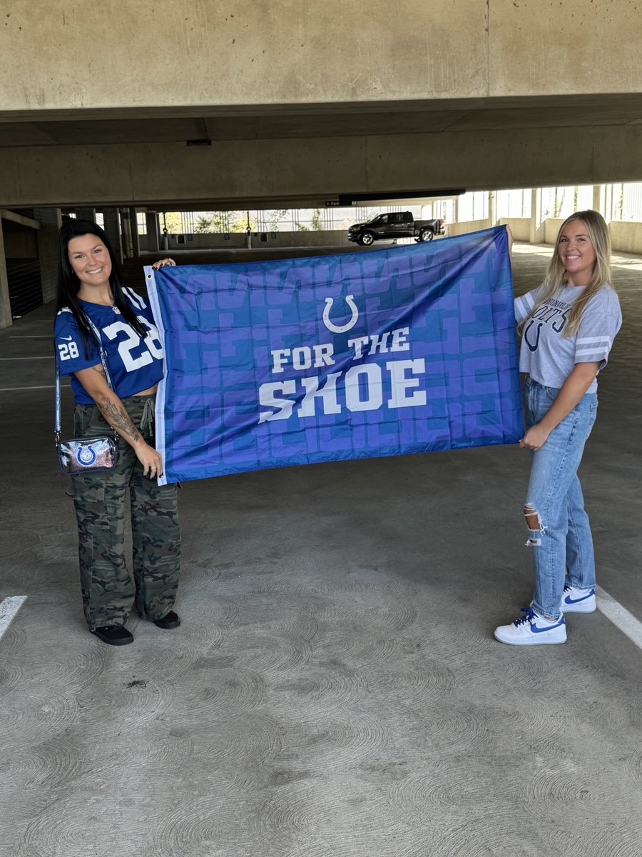 autumn_daylight's tweet photo. season opener tradition. 6 days. it’s time to bring the noise back to the city‼️

who’s holding the flag w/me this season?? 🤠
#fortheshoe https://t.co/ctJn6Y99p2