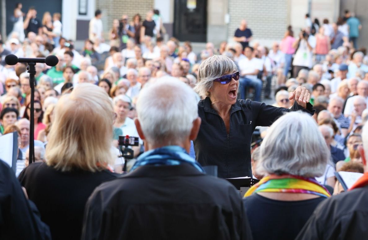 Aj_Sabadell's tweet photo. 🎶 Les veus de les corals omplen la plaça de Sant Roc de música i emoció
👏 Un concert per gaudir plegats del talent coral i de l’ambient de la Festa Major
📸Ajuntament de Sabadell / Anna Mas
#Corals #FMSBD26 #FestaMajor #Sabadell https://t.co/KIvEUsgqJq