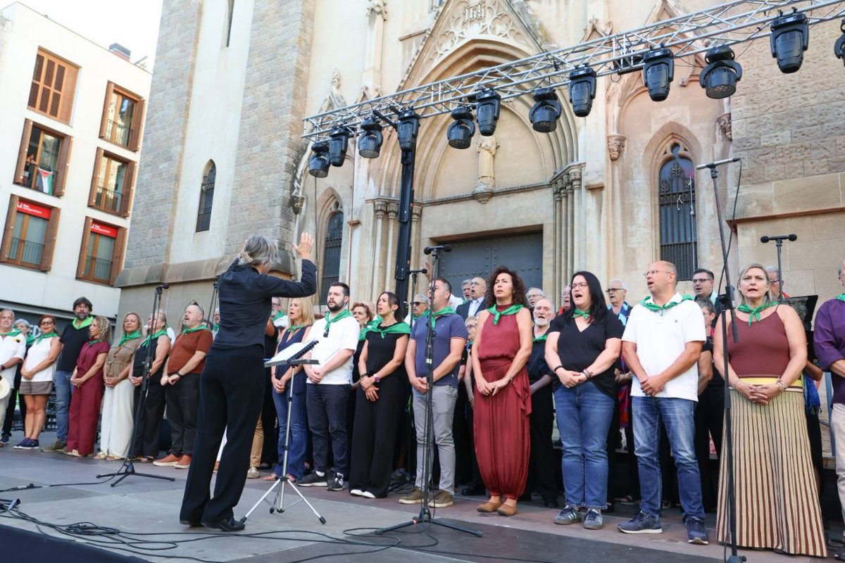 Aj_Sabadell's tweet photo. 🎶 Les veus de les corals omplen la plaça de Sant Roc de música i emoció
👏 Un concert per gaudir plegats del talent coral i de l’ambient de la Festa Major
📸Ajuntament de Sabadell / Anna Mas
#Corals #FMSBD26 #FestaMajor #Sabadell https://t.co/KIvEUsgqJq